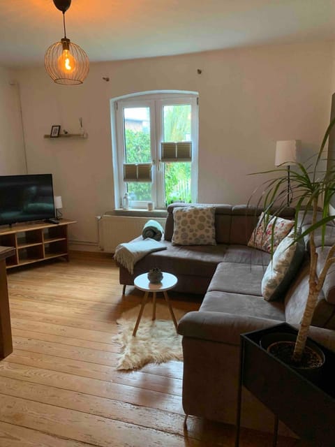TV and multimedia, Living room, Seating area, Evening entertainment