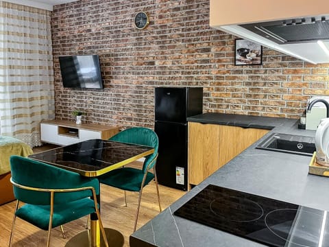 TV and multimedia, Kitchen or kitchenette, Living room, Seating area, Dining area, stove