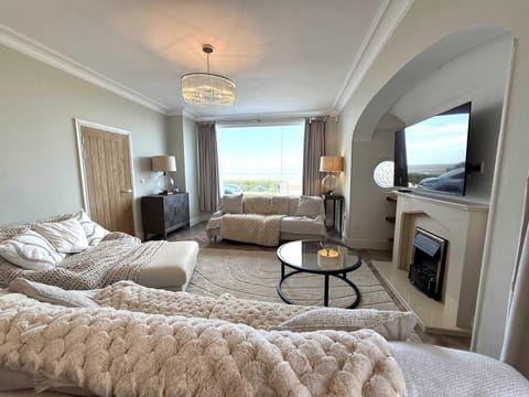 Living room, Photo of the whole room, Seating area, Evening entertainment