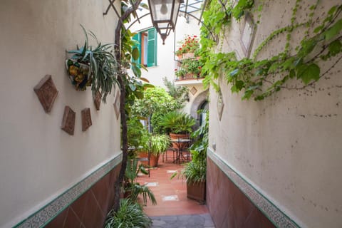 Patio, Facade/entrance