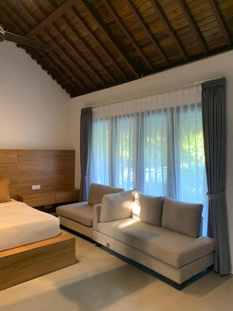 Bed, Seating area, Bedroom