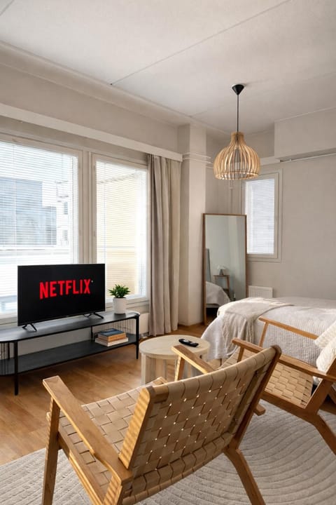 Communal lounge/ TV room, Bed, TV and multimedia, Living room, Photo of the whole room, Seating area, Evening entertainment, Bedroom