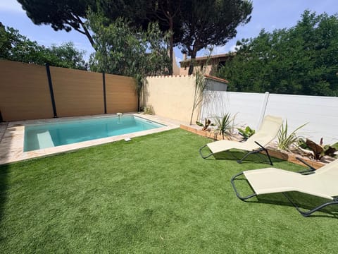 Patio, Garden view, Swimming pool, sunbed