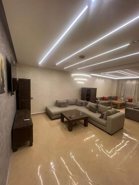 TV and multimedia, Living room, Evening entertainment