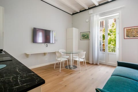 TV and multimedia, Living room, Seating area, Dining area
