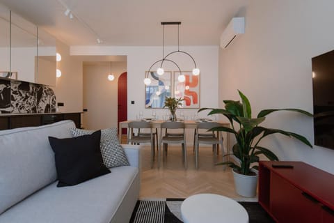 TV and multimedia, Kitchen or kitchenette, Living room, Seating area, Dining area