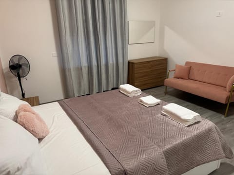 Bed, Bedroom, heating, heating, towels