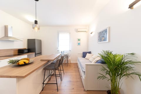 Kitchen or kitchenette, Living room, Seating area, Dining area, oven, air conditioner