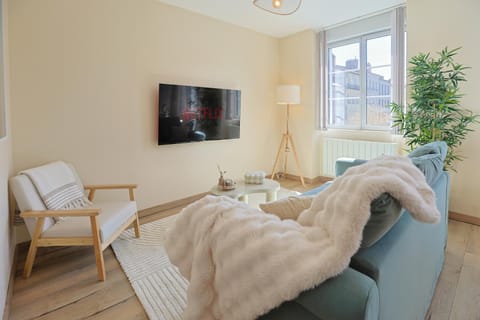 TV and multimedia, Living room, Seating area, internet
