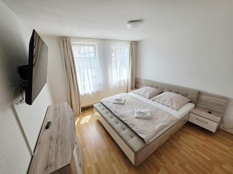 Bed, TV and multimedia, View (from property/room), Photo of the whole room, Bedroom, heating, internet, internet, towels