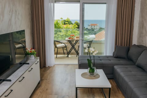 Communal lounge/ TV room, TV and multimedia, View (from property/room), Balcony/Terrace, Living room, Seating area, Sea view