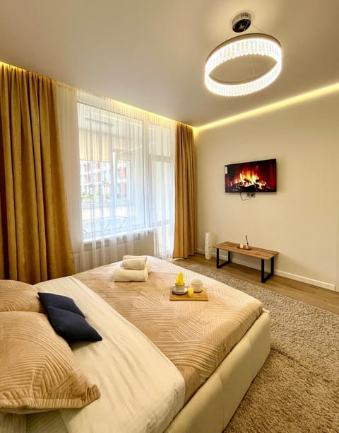 Bed, TV and multimedia, Bedroom, towels