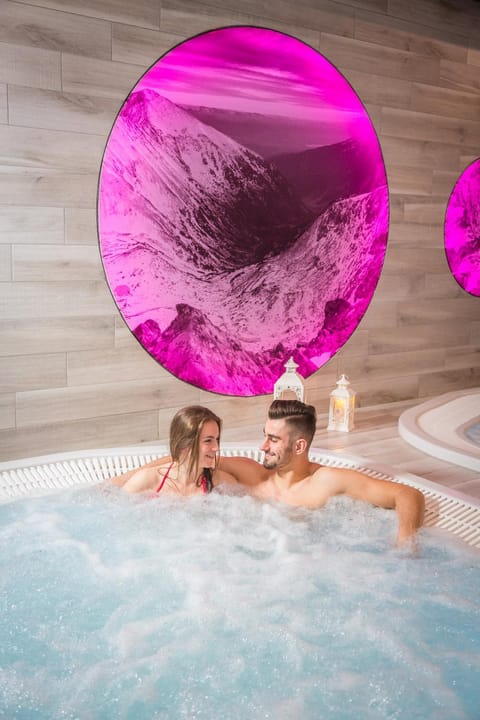 People, Hot Tub, Spa and wellness centre/facilities