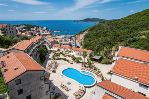 Property building, Neighbourhood, Pool view, Sea view, Swimming pool, Swimming pool, Location, sunbed