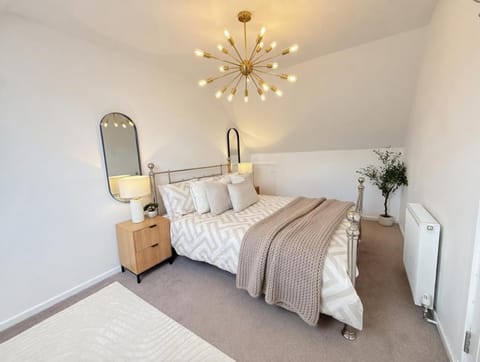 Bed, Photo of the whole room, Bedroom, internet