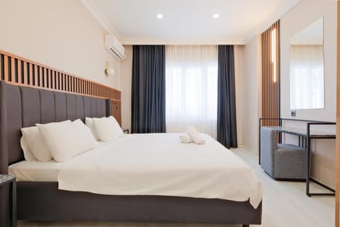 Bed, Living room, Photo of the whole room, Seating area, Bedroom, air conditioner