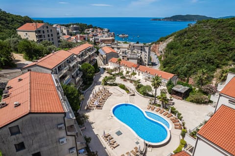 Property building, Natural landscape, Bird's eye view, Balcony/Terrace, Swimming pool, Location