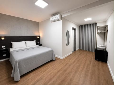 Bed, TV and multimedia, Photo of the whole room, Bedroom, air conditioner