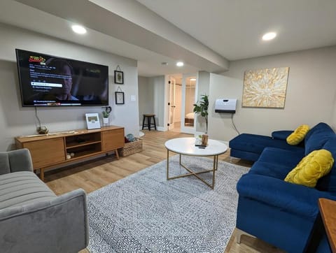 Communal lounge/ TV room, TV and multimedia, Living room, Seating area, Evening entertainment