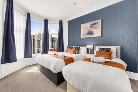Bed, Bedroom, towels