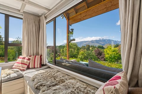 Communal lounge/ TV room, Natural landscape, Garden, View (from property/room), Balcony/Terrace, Living room, Seating area, Mountain view