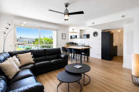 Patio, Balcony/Terrace, Living room, Seating area, Dining area, fireplace, furniture