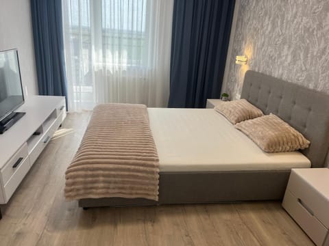 Bed, TV and multimedia, Seating area, Bedroom