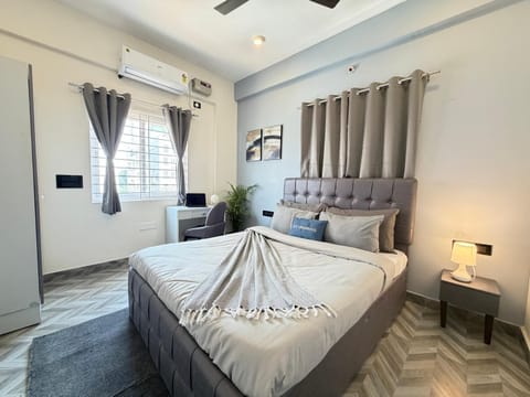 Bed, Photo of the whole room, Bedroom, wardrobe, air conditioner