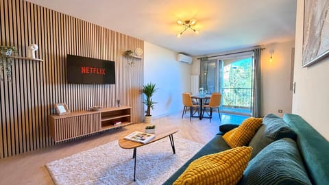 Communal lounge/ TV room, TV and multimedia, Living room, Dining area