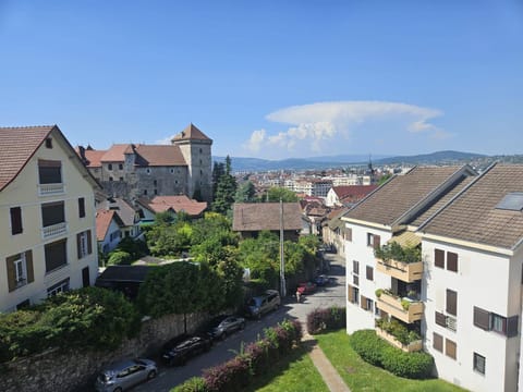 Day, Neighbourhood, Natural landscape, Mountain view, Street view, Location
