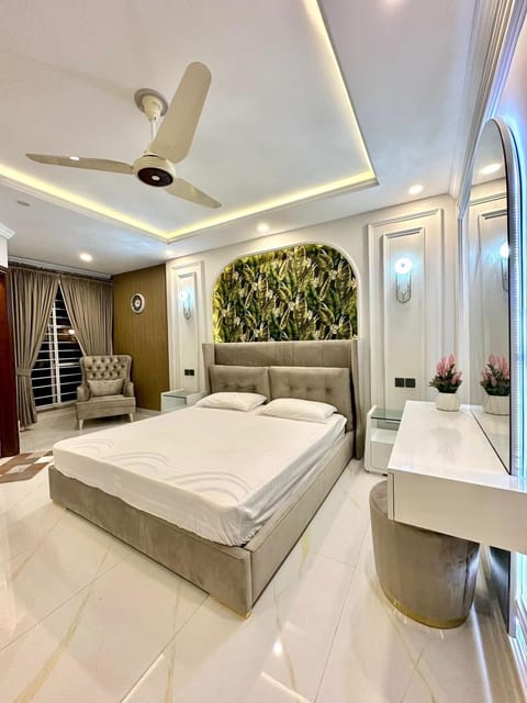 Living room, Photo of the whole room, Seating area, Bedroom