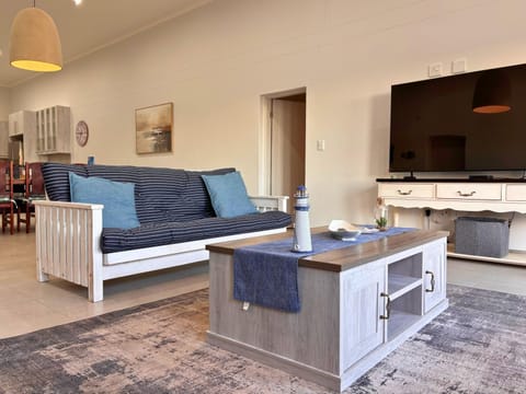 Communal lounge/ TV room, TV and multimedia, Living room, Seating area, Evening entertainment