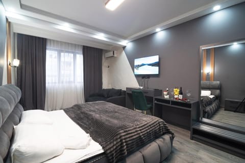 Bed, TV and multimedia, Living room, Photo of the whole room, Seating area, Bedroom, towels