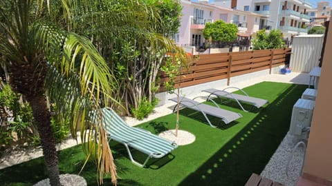 Patio, Day, Garden, Garden view, sunbed