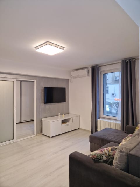 Communal lounge/ TV room, TV and multimedia, Living room, Seating area, air conditioner