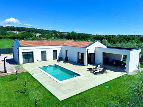 Property building, Day, Pool view, Swimming pool