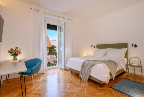 Bed, Bedroom, towels
