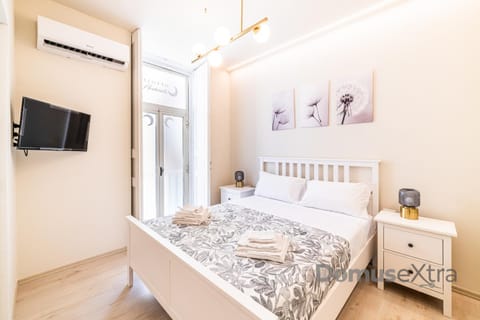 Bed, TV and multimedia, Photo of the whole room, Bedroom, towels, air conditioner