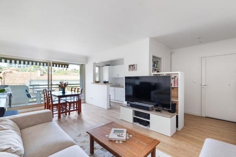 TV and multimedia, Kitchen or kitchenette, Living room, Seating area, Dining area