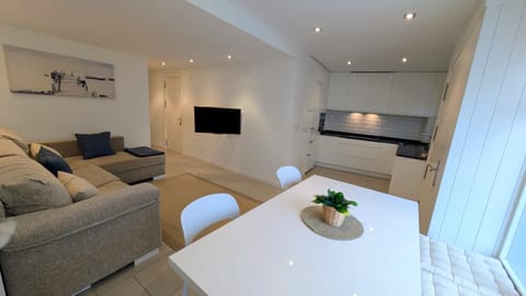 TV and multimedia, Kitchen or kitchenette, Living room, Seating area