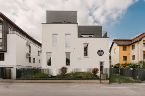 Property building, Facade/entrance, Day, Logo/Certificate/Sign, Street view