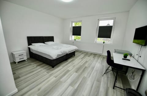 Bed, TV and multimedia, Photo of the whole room, Bedroom