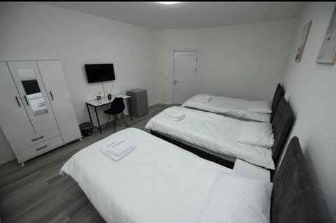 Bed, TV and multimedia, Photo of the whole room, Bedroom, towels