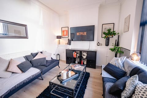 TV and multimedia, Living room, Seating area, flat iron