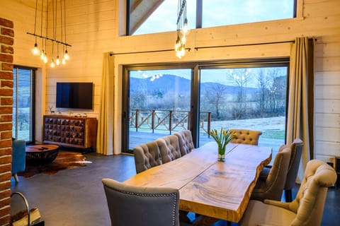 Communal lounge/ TV room, Natural landscape, TV and multimedia, Living room, Seating area, Dining area, Evening entertainment, Mountain view