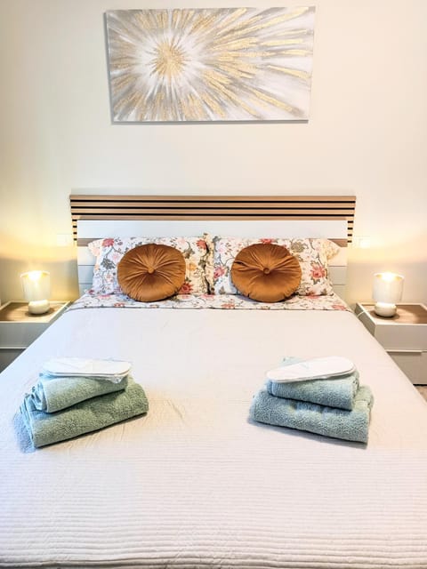 Photo of the whole room, Bedroom, towels
