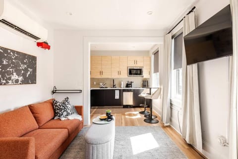 TV and multimedia, Kitchen or kitchenette, Living room, Seating area