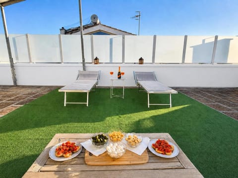 Balcony/Terrace, sunbed