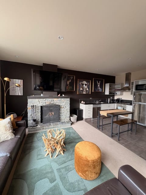 Kitchen or kitchenette, Living room, Seating area, Dining area