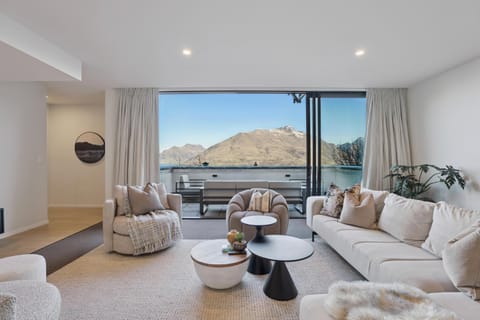 Natural landscape, View (from property/room), Balcony/Terrace, Living room, Seating area, Mountain view, Mountain view